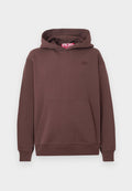 Brauner Pullover-Hoodie mit vorderer Kängurutasche, gerippten Bündchen und Saum, kleinem gesticktem Logo auf der Brust und Markenetikett im Inneren der Kapuze.