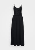 Schwarzes Maxi-Kleid mit einem Spitzenoberteil, Spaghettiträgern und einem gerafften Rock. Der Stoff ist glatt mit einem fließenden Design und in voller Länge.
