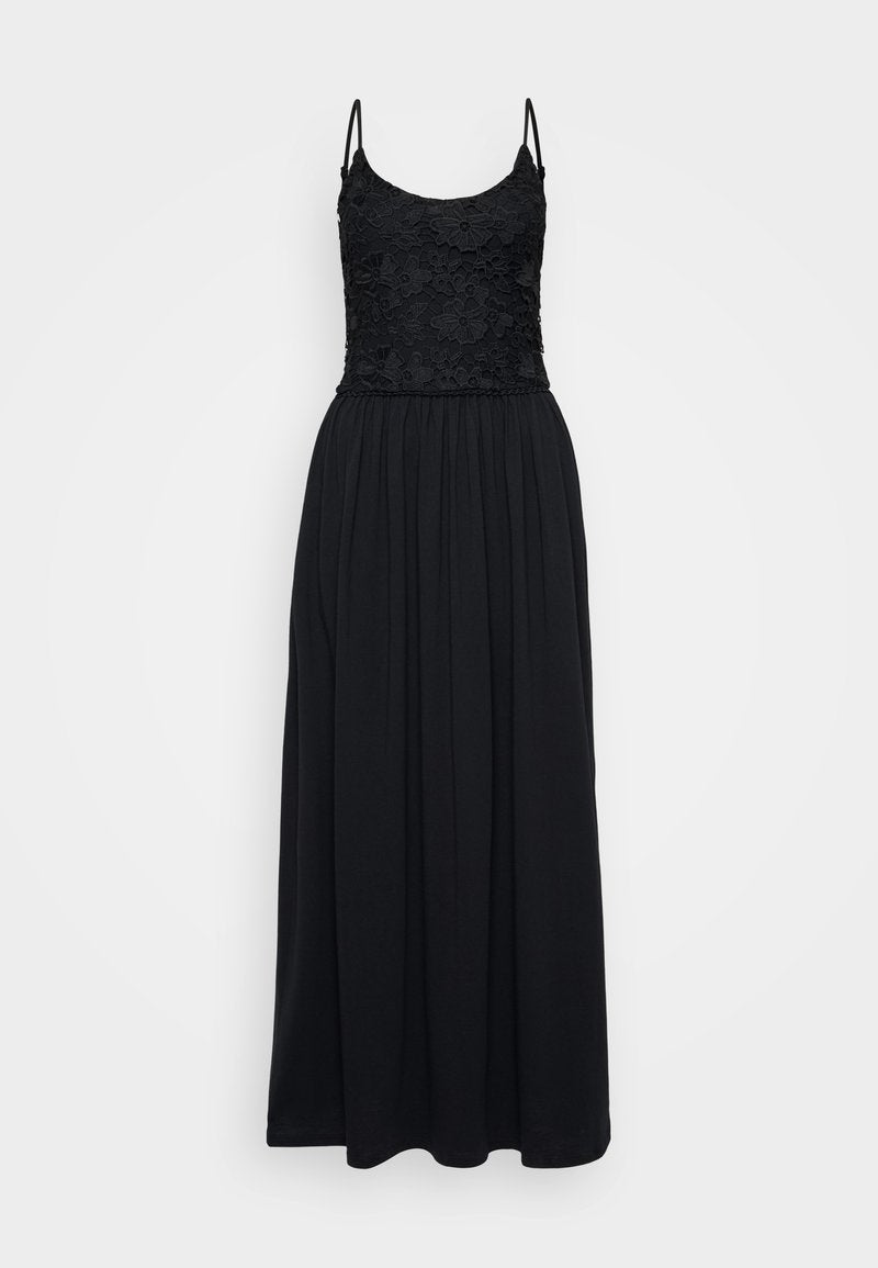 Schwarzes Maxi-Kleid mit einem Spitzenoberteil, Spaghettiträgern und einem gerafften Rock. Der Stoff ist glatt mit einem fließenden Design und in voller Länge.