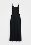Schwarzes Maxi-Kleid mit einem Spitzenoberteil, Spaghettiträgern und einem gerafften Rock. Der Stoff ist glatt mit einem fließenden Design und in voller Länge.