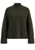 Gestrickter Pullover in Dunkelgrün, mit hohem Kragen, gerippter Textur und weiten, umgeschlagenen Ärmeln in lässiger Passform.