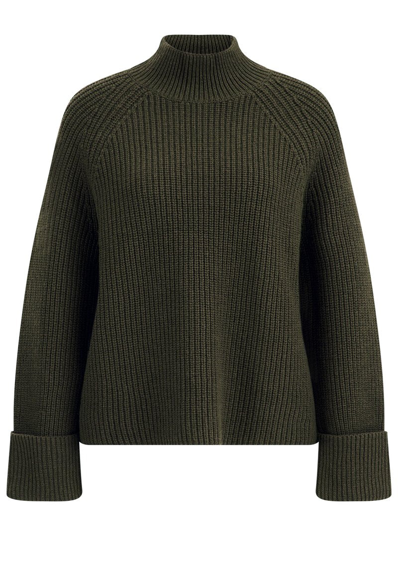 Gestrickter Pullover in Dunkelgrün, mit hohem Kragen, gerippter Textur und weiten, umgeschlagenen Ärmeln in lässiger Passform.