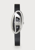 Silberfarbene ovale Uhr mit einem markanten "A"-Design, schwarzem Zifferblatt und Lederarmband. Verfügt über minimalistische Stundenmarkierungen und Zeiger.