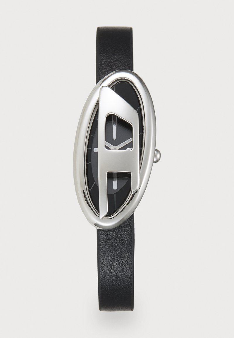 Silberfarbene ovale Uhr mit einem markanten "A"-Design, schwarzem Zifferblatt und Lederarmband. Verfügt über minimalistische Stundenmarkierungen und Zeiger.