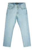 Helle blaue Jeans im geraden Schnitt, mit klassischem Fünf-Taschen-Design, sichtbaren Nähten und einem Metallknopfverschluss an der Taille.