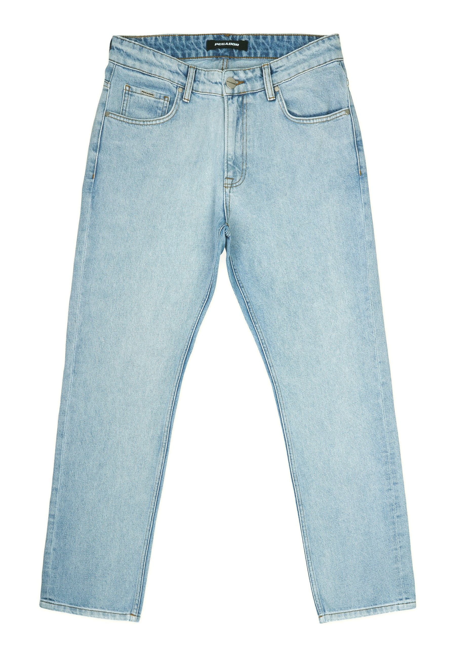 Helle blaue Jeans im geraden Schnitt, mit klassischem Fünf-Taschen-Design, sichtbaren Nähten und einem Metallknopfverschluss an der Taille.