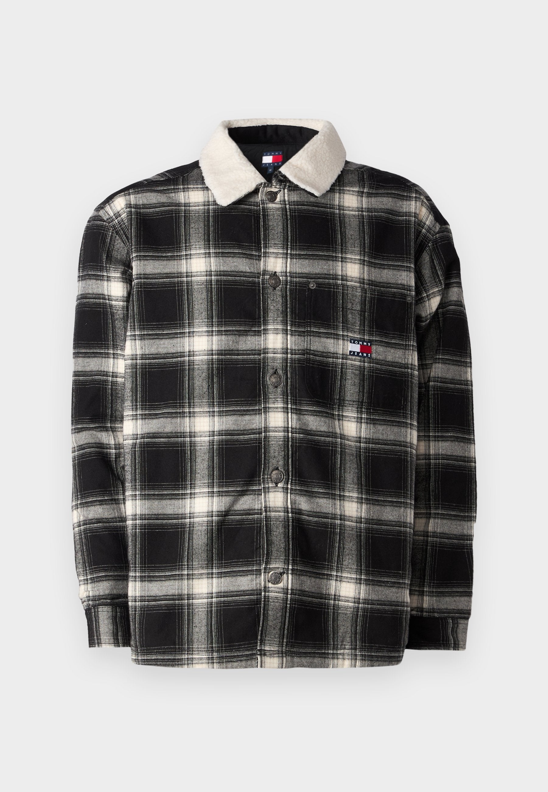 Schwarz-weiße karierte Flanellshirt mit einem weichen, beigefarbenen Kragen, Knopfverschluss und einem kleinen gestickten Logo.