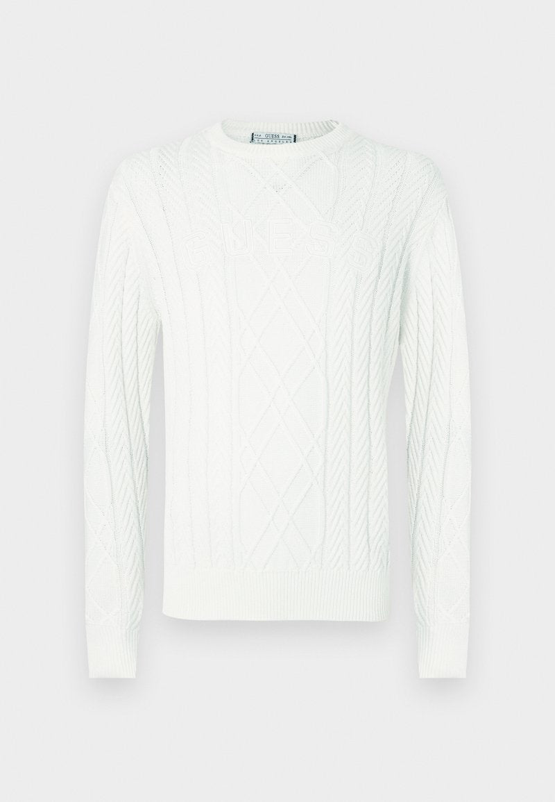 Weißer Pullover mit Zopfmuster, langen Ärmeln und strukturiertem "GUESS"-Logo auf der Brust, mit gerippten Bündchen und Saum.