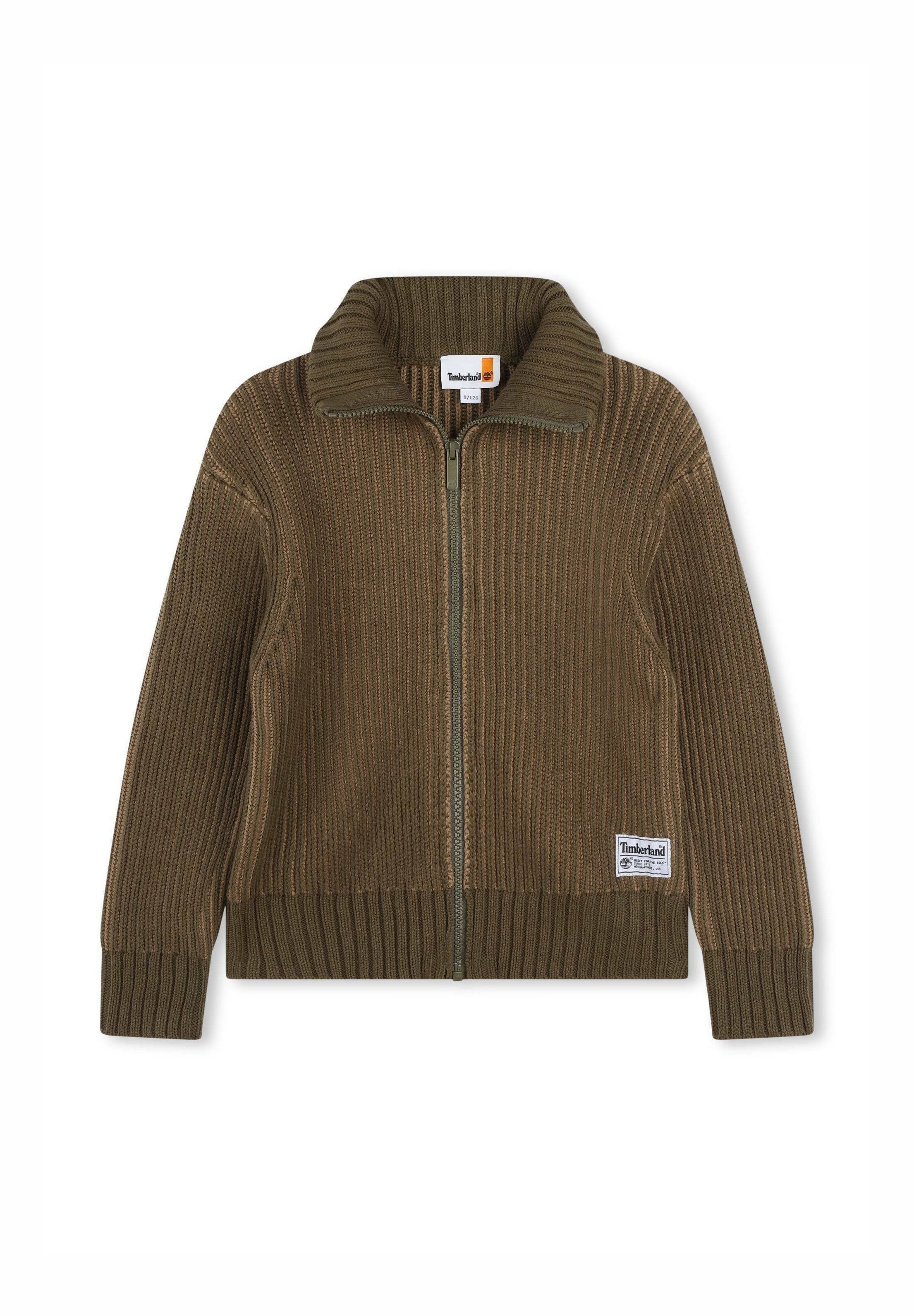 Olivgrüner gerippter Cardigan mit hohem Kragen, Frontreißverschluss und einem Stoffetikett unten links. Verfügt über lange Ärmel und strukturstrick.