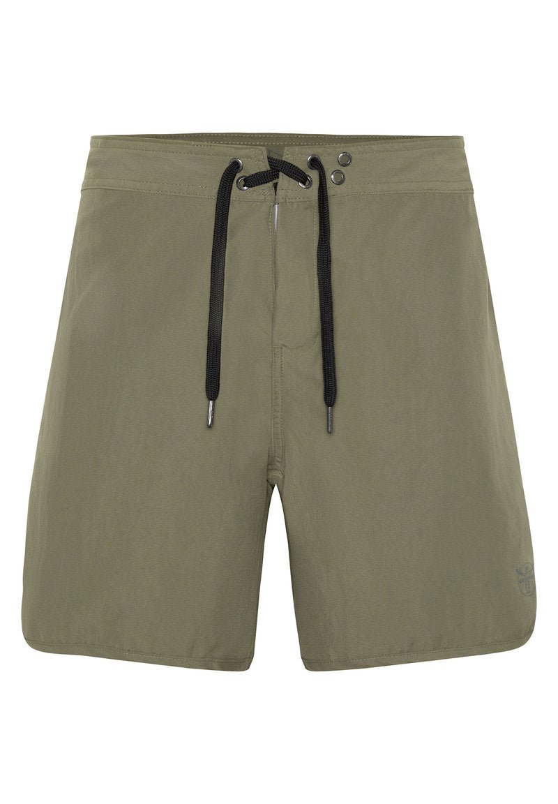 Olivgrüne Schwimmshorts mit einem Kordelzugverschluss, schwarzen Akzenten und einer glatten Textur. Mit einem subtilen Logo am unteren linken Bein.