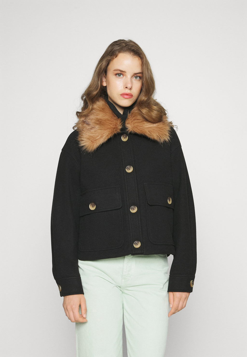 ONLEMMA SHORT SHACKET Media 3