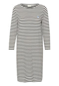 Langärmliges, knielanges weißes Kleid mit schwarzen horizontalen Streifen und einem kleinen blauen Herzsymbol auf der linken Brust.