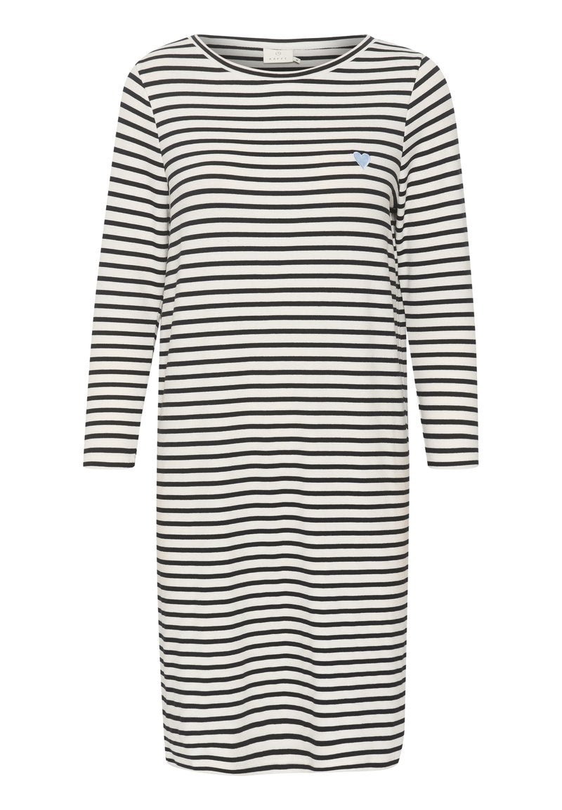 Langärmliges, knielanges weißes Kleid mit schwarzen horizontalen Streifen und einem kleinen blauen Herzsymbol auf der linken Brust.
