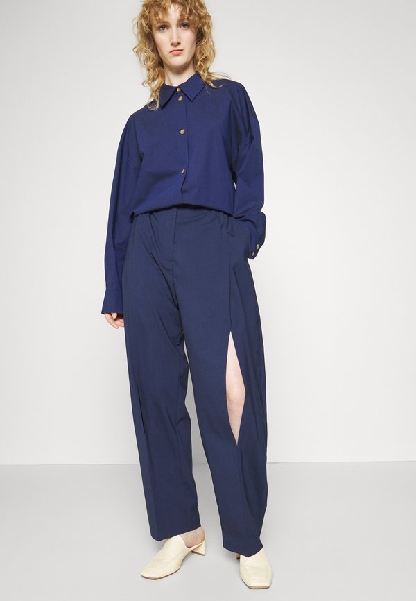 A.W.A.K.E. MODE TAPERED PANTS WITH VERTICAL SLIT KNEES