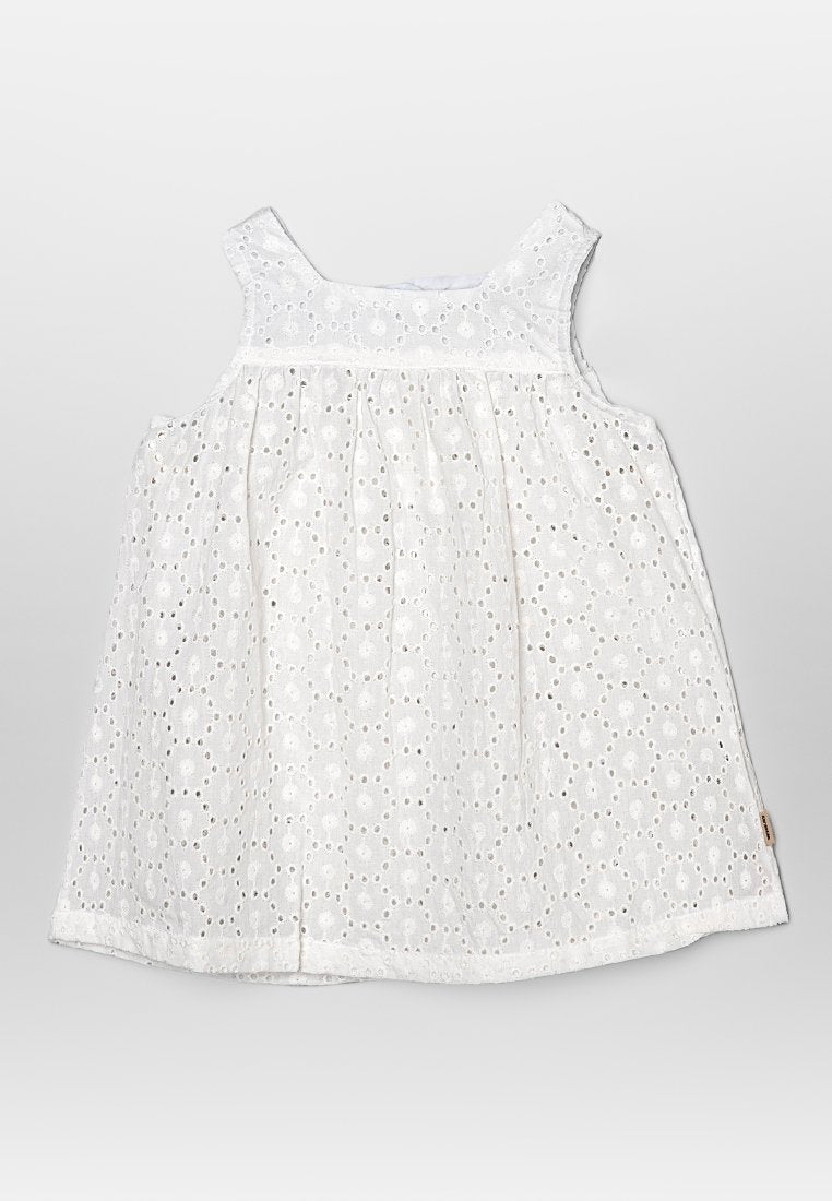 Weißes ärmelloses Kleid aus Lochstickerei-Stoff, mit einem rüschigen Oberteil und rundem Ausschnitt, einem gerafften Rock und einem Holzknopf als Akzent.