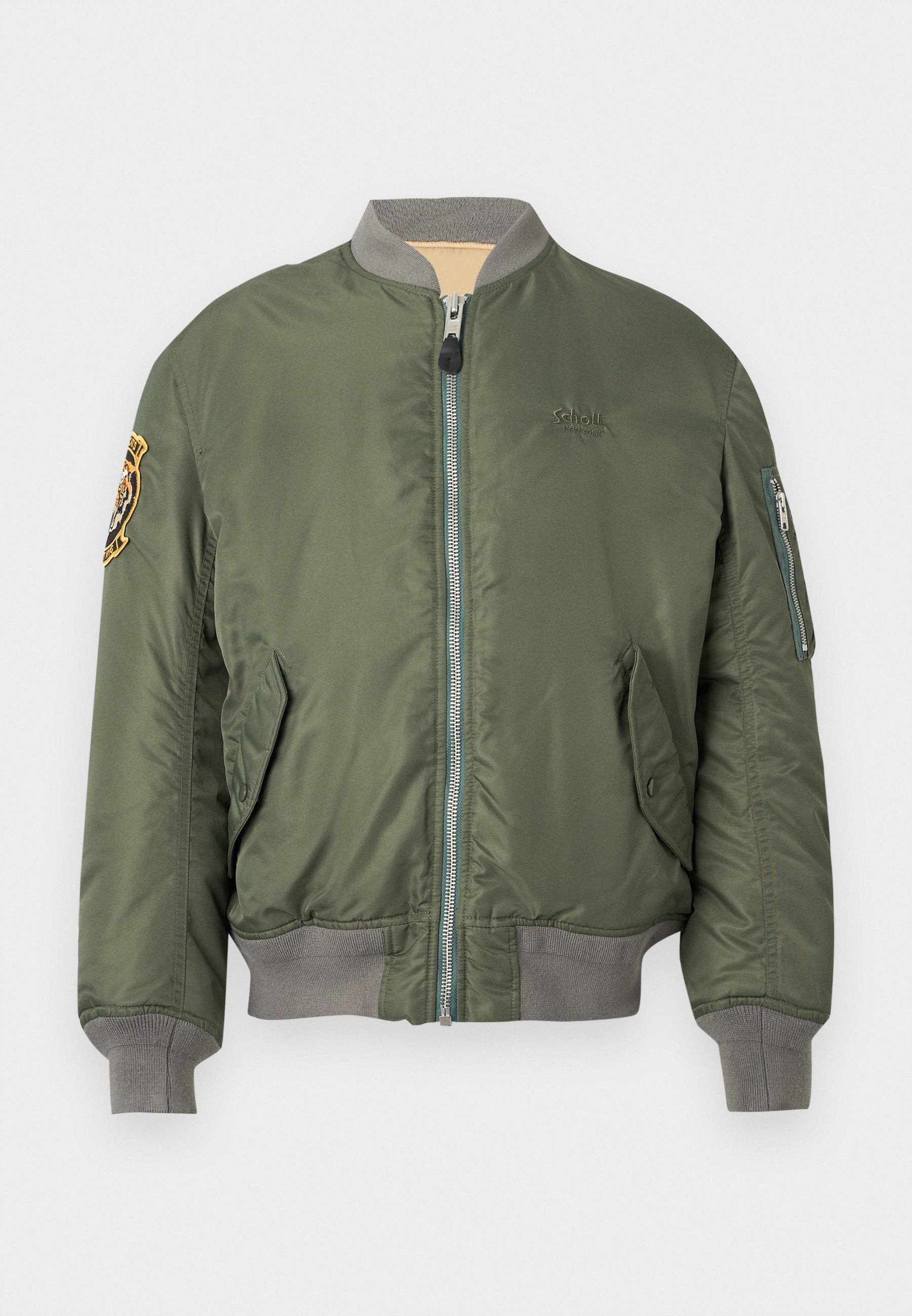 Olivegrüner Bomberjacke, aus Nylonmaterial, mit Reißverschluss, gerippten Bündchen und Saum, seitlichen Taschen, Schulterpatch-Detail und Logo auf der Brust.