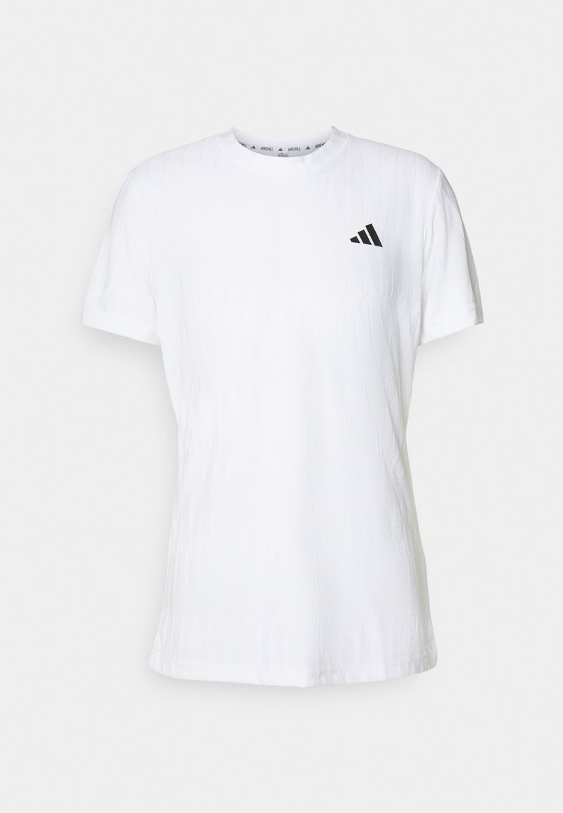 Weißes Baumwoll-T-Shirt mit kurzen Ärmeln, das eine strukturierte Oberfläche aufweist und ein schwarzes Logo mit drei Streifen auf der linken Brust hat. Rundhalsausschnitt.