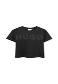 Schwarzes Kurzarm-T-Shirt mit Rundhalsausschnitt und einem "HUGO"-Logo aus silbernen Nieten auf der Vorderseite, aus weichem Baumwollstoff gefertigt.