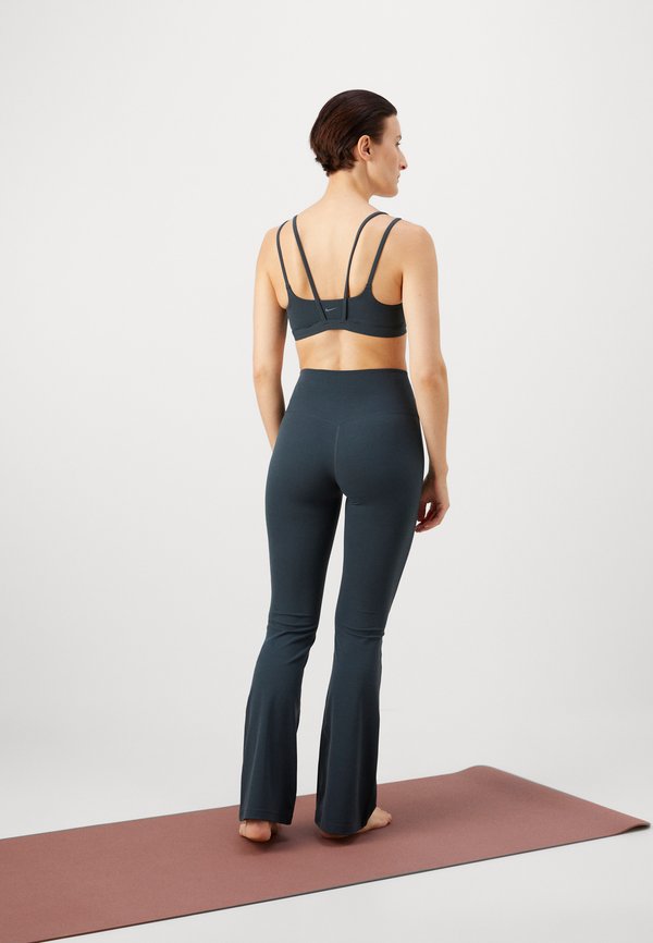 Nike Performance ZENVY FLARE