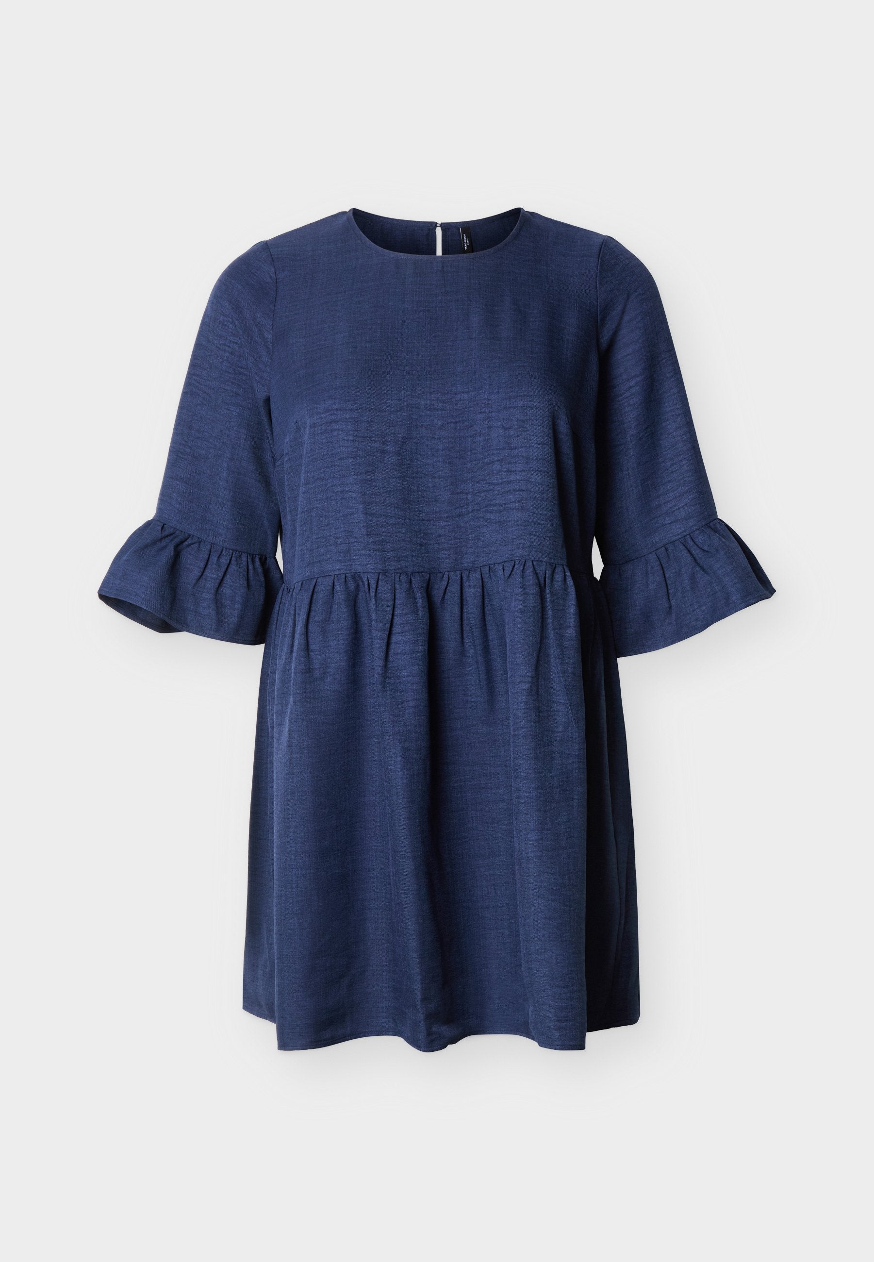 Marineblaues Kurzarmkleid mit rundem Ausschnitt, geraffter Taille und Rüschensäumen, präsentiert vor hellem Hintergrund.