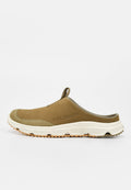 Brauner Outdoor-Slipper mit weißer robuster Sohle und Zuglasche, seitlich mit eingeprägtem "Salomon"-Logo.