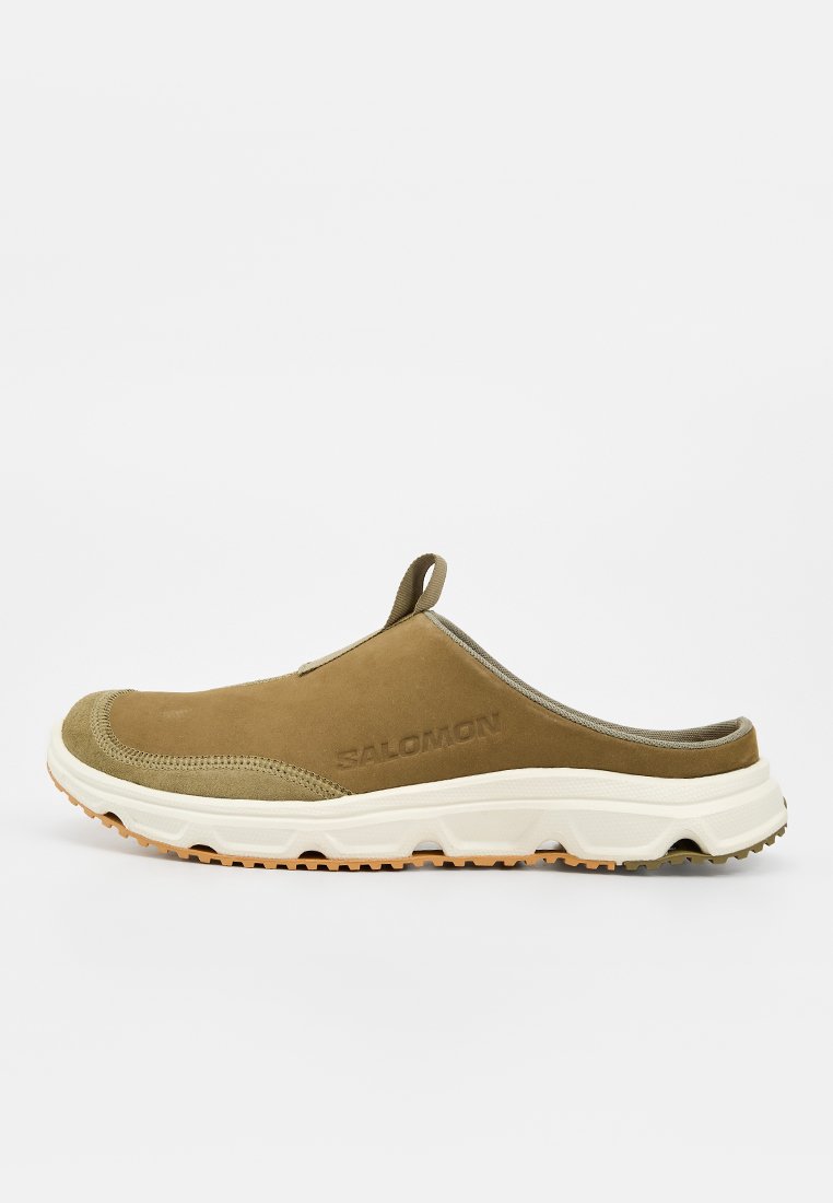 Brauner Outdoor-Slipper mit weißer robuster Sohle und Zuglasche, seitlich mit eingeprägtem "Salomon"-Logo.