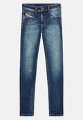 Schmale Jeans aus mittelblauem Denim mit angeschnittenen Bereichen, mit fünf Taschen, Vorderknopf und Reißverschluss. Nähte in kontrastierender Farbe.