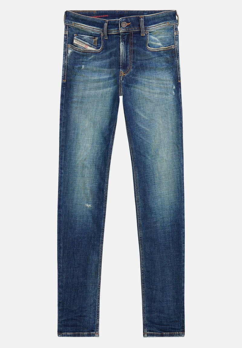 Schmale Jeans aus mittelblauem Denim mit angeschnittenen Bereichen, mit fünf Taschen, Vorderknopf und Reißverschluss. Nähte in kontrastierender Farbe.