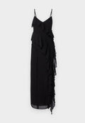 Schwarzes Kleid mit dünnen Trägern, das gestufte Volants hat, die seitlich herabsteigen. Leichter Stoff mit glatter Textur. Bodenlanger Schnitt.