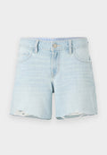 Hellblaue Denim-Shorts mit leicht fransigem Saum, Fünf-Taschen-Design und Knopfverschluss. Dezente ausgebleichte Textur über das gesamte Kleidungsstück.