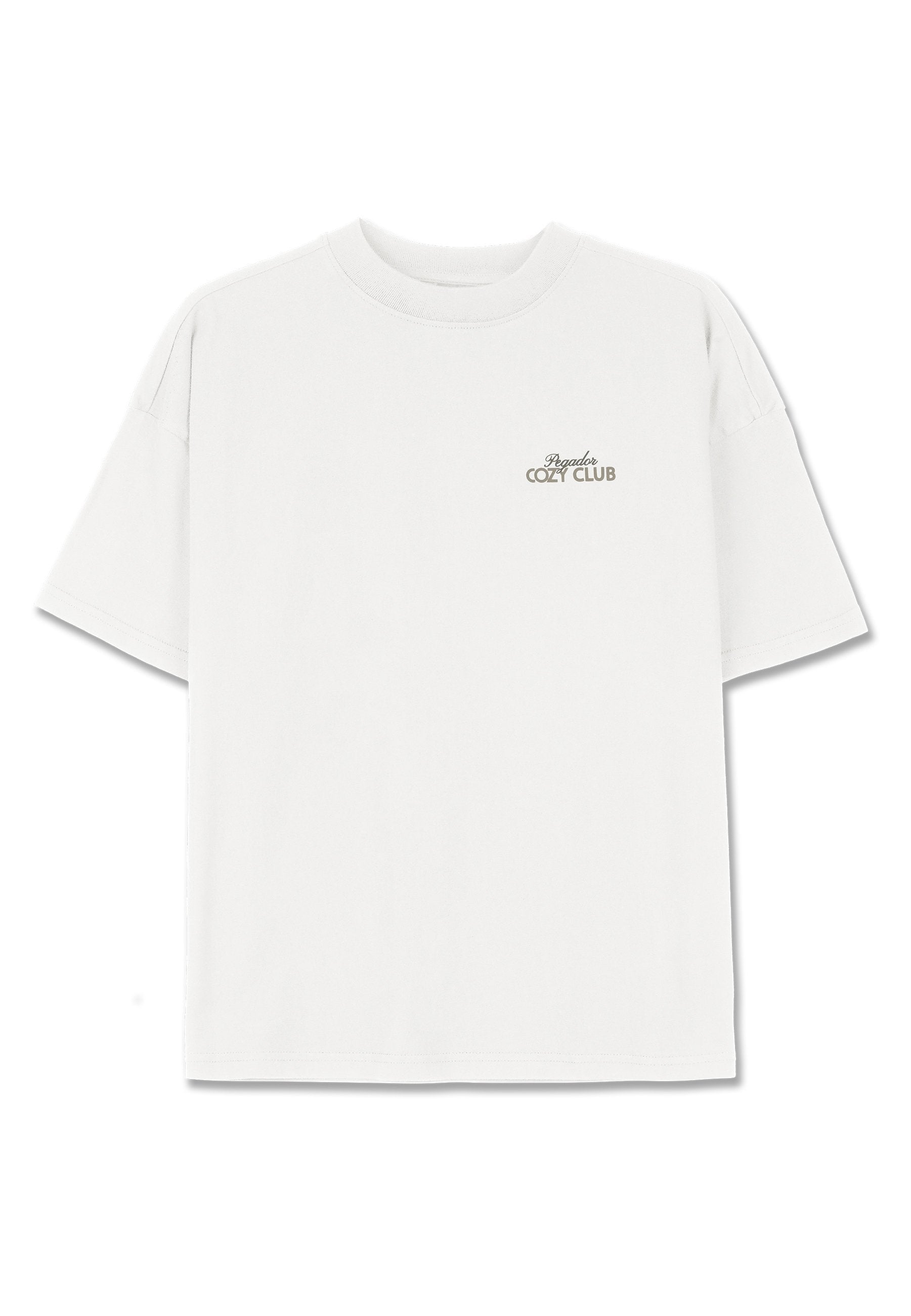 Weißes Baumwoll-T-Shirt mit lockerer Passform. Hat einen runden Halsausschnitt und kurze Ärmel. "Cozy Club" in hellgrau auf der linken Brust aufgedruckt.