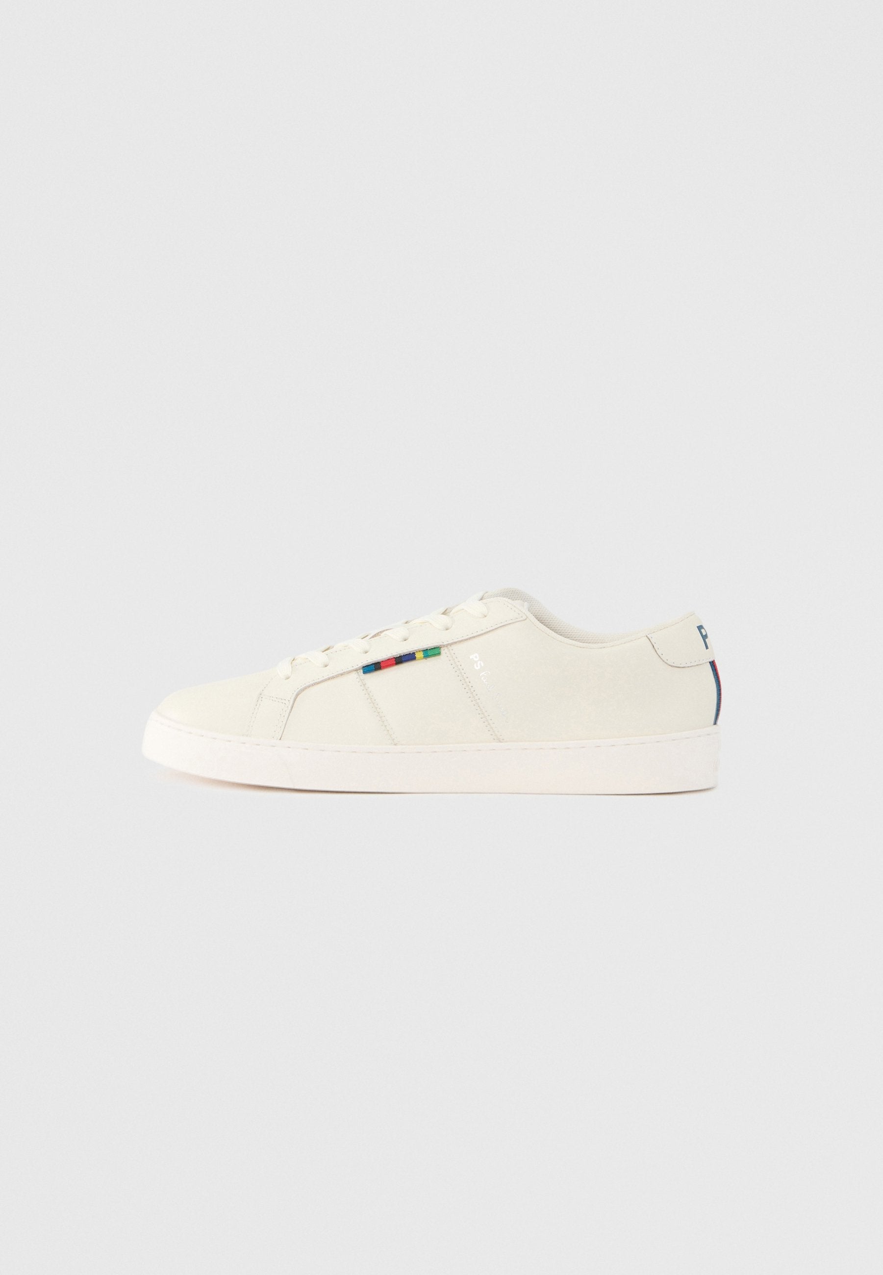 Hellbeige Sneaker mit glatter Textur, Schnürdesign und buntem gestreiftem Akzent an der Seite. Weiße Gummisohle. Schlichter Rücken.