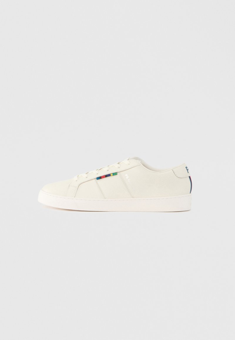 Hellbeige Sneaker mit glatter Textur, Schnürdesign und buntem gestreiftem Akzent an der Seite. Weiße Gummisohle. Schlichter Rücken.