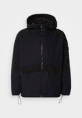 Schwarze Jacke mit Kapuze, ausgestattet mit einem Reißverschluss und kontrastierenden matten Texturen im Schulter- und Brustbereich. Verstellbarer Kordelzug am Saum.