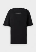 Schwarzes, oversize T-Shirt aus Baumwolle mit Rundhalsausschnitt und kurzen Ärmeln, auf dem "STUDIO EDITION" in Weiß gedruckt ist.