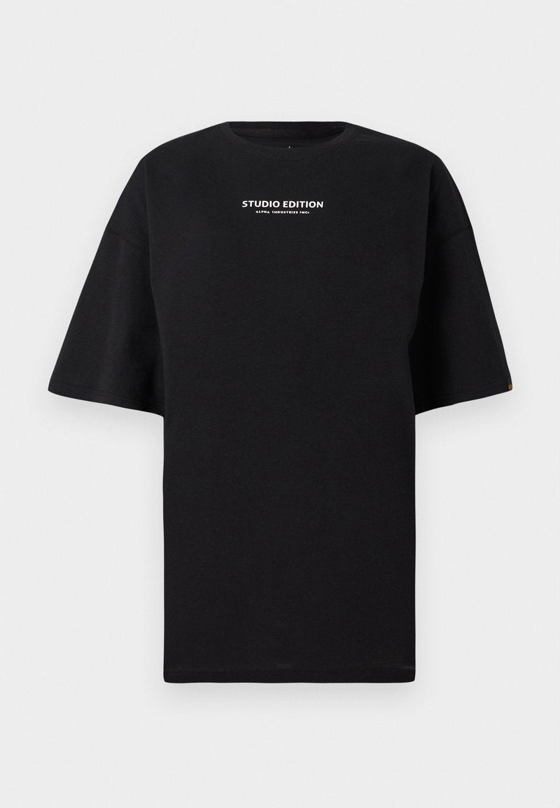 Schwarzes, oversize T-Shirt aus Baumwolle mit Rundhalsausschnitt und kurzen Ärmeln, auf dem "STUDIO EDITION" in Weiß gedruckt ist.