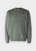 Olivgrüner Pullover mit Rundhalsausschnitt, gerippten Bündchen und Saum, mit einem weißen "TOMMY JEANS"-Logo auf der Brust. Baumwollmischung.