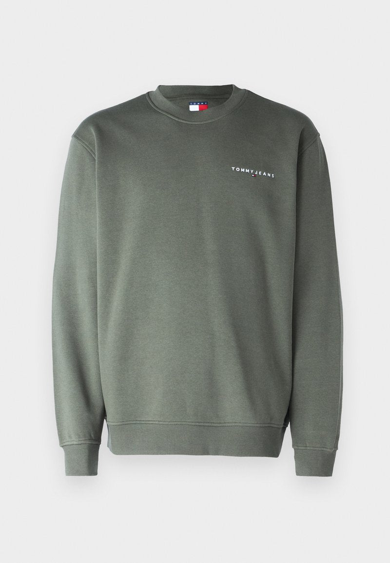 Olivgrüner Pullover mit Rundhalsausschnitt, gerippten Bündchen und Saum, mit einem weißen "TOMMY JEANS"-Logo auf der Brust. Baumwollmischung.