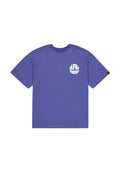 Lila Baumwoll-T-Shirt mit kurzen Ärmeln und Rundhalsausschnitt. Verfügt über ein weißes, kreisförmiges Logo mit der Aufschrift "ALPHA INDUSTRIES" auf der linken Brust.