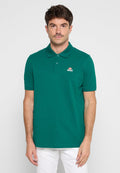 Grünes Poloshirt aus strukturiertem Stoff, mit klassischem Kragen, zweiknöpfiger Knopfleiste und kleinem roten und weißen Diesel-Logo auf der Brust.