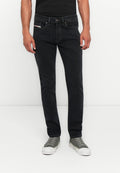 Schwarze Denim-Jeans im Slim-Fit, mit klassischem Fünf-Taschen-Design, Metallknopfverschluss und dezentem Branding auf der Vorderseite der Tasche.