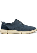 Denim Schnürschuhe mit einer leichten cremefarbenen Gummisohle, einem dunkelblauen Obermaterial, wildledernen Akzenten und einer strukturierten Stoffoberfläche.