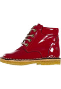 Rote Lackleder-Ankle-Boots mit grauen Schnürsenkeln, goldenen Ösen und einer hellbraunen Sohle. Verfügt über eine gestickte Kante und ein rundes Zehendesign.