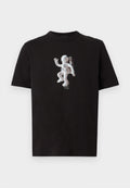 Schwarzes T-Shirt mit kurzen Ärmeln und einer Grafik eines weißen Astronauten im Raumanzug, der mittig auf der Vorderseite schwebt.