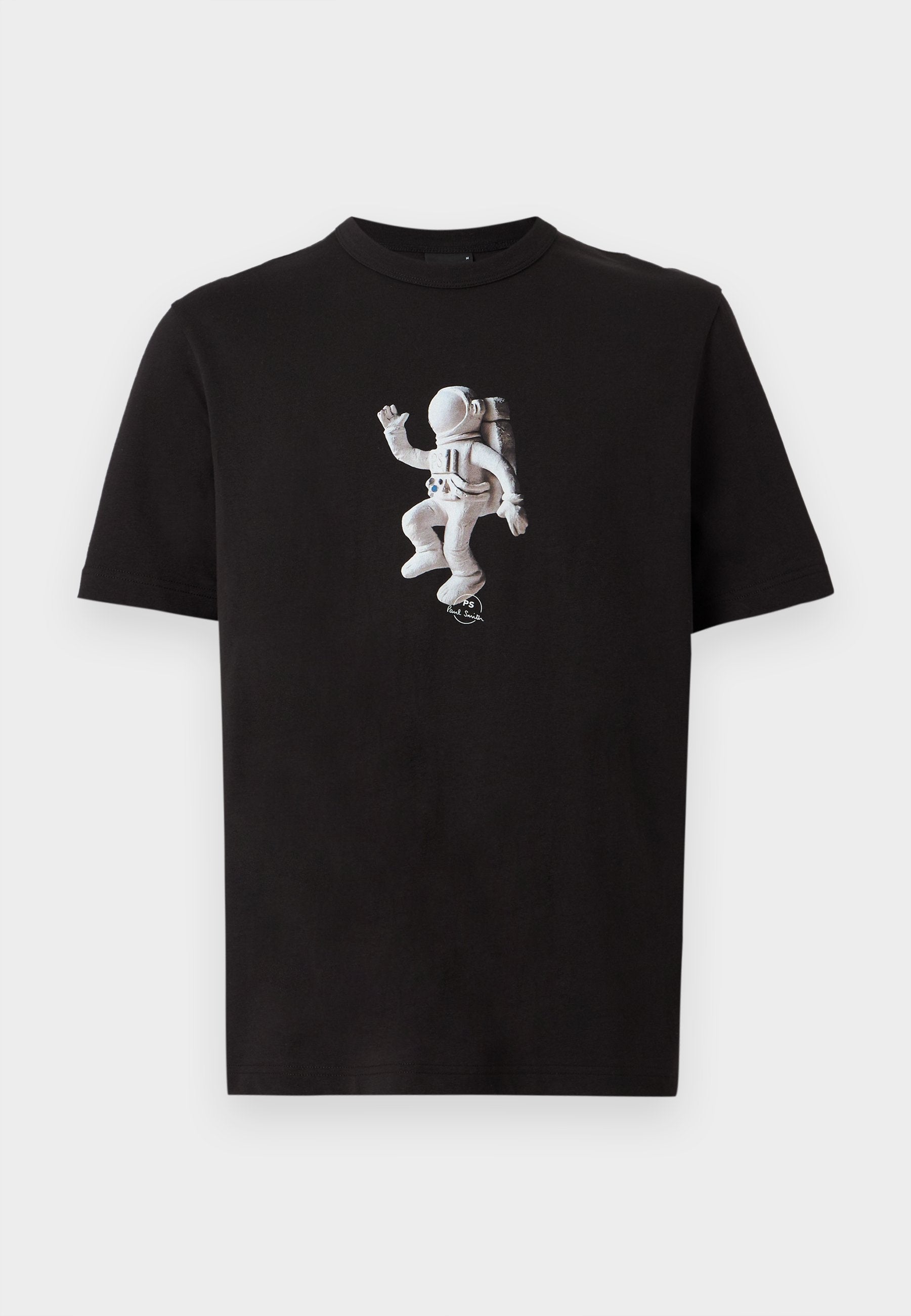 Schwarzes T-Shirt mit kurzen Ärmeln und einer Grafik eines weißen Astronauten im Raumanzug, der mittig auf der Vorderseite schwebt.