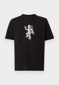 Schwarzes T-Shirt mit kurzen Ärmeln und einer Grafik eines weißen Astronauten im Raumanzug, der mittig auf der Vorderseite schwebt.