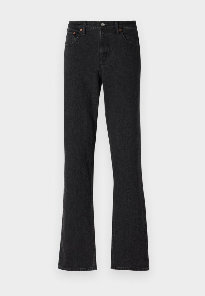 Schwarze ausgestellte Jeans aus Denim, mit einem Knopf- und Reißverschluss, Vordertaschen und sichtbaren Nähten entlang der Säume.