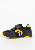 Schwarzer Sportschuh mit gelben Akzenten, ausgestattet mit einem Obermaterial aus Mesh und Synthetik, zwei Klettverschlüssen und einer Gummisohle mit strukturiertem Griff.