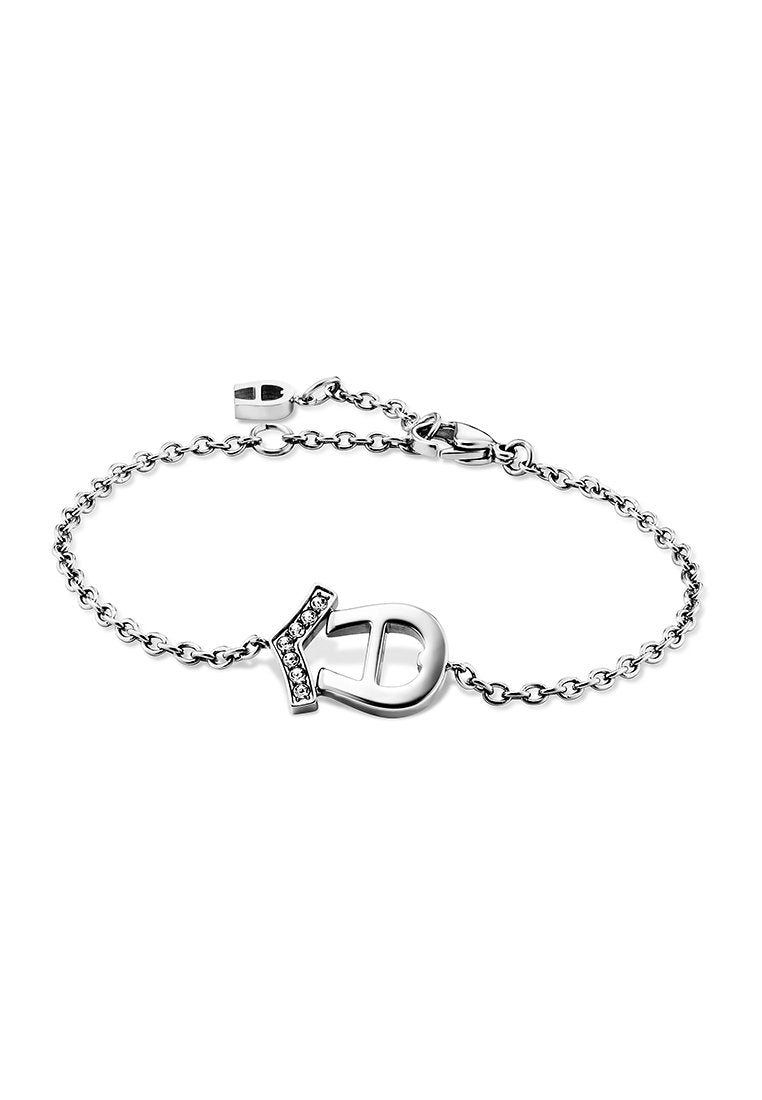 Silberne Kettenarmband mit einem D-förmigen Anhänger, der mit klaren Kristallen geschmückt ist, und einem Karabinerverschluss für sicheren Halt.