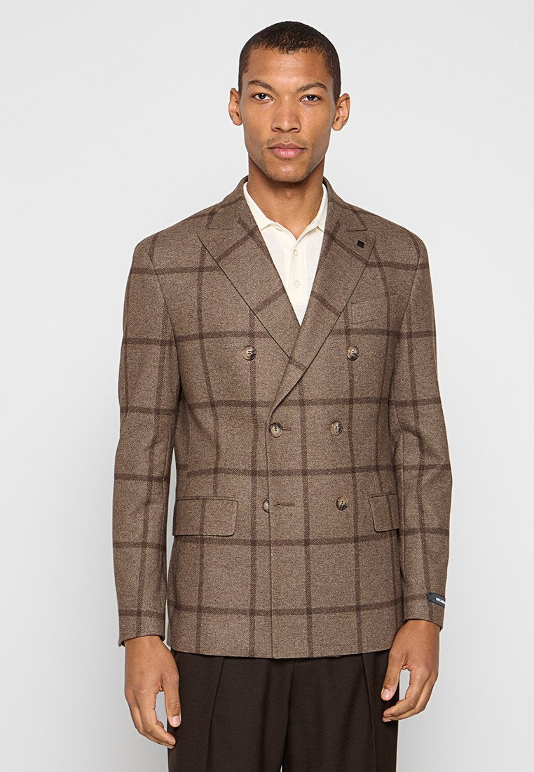 TAILORED FIT Media 1